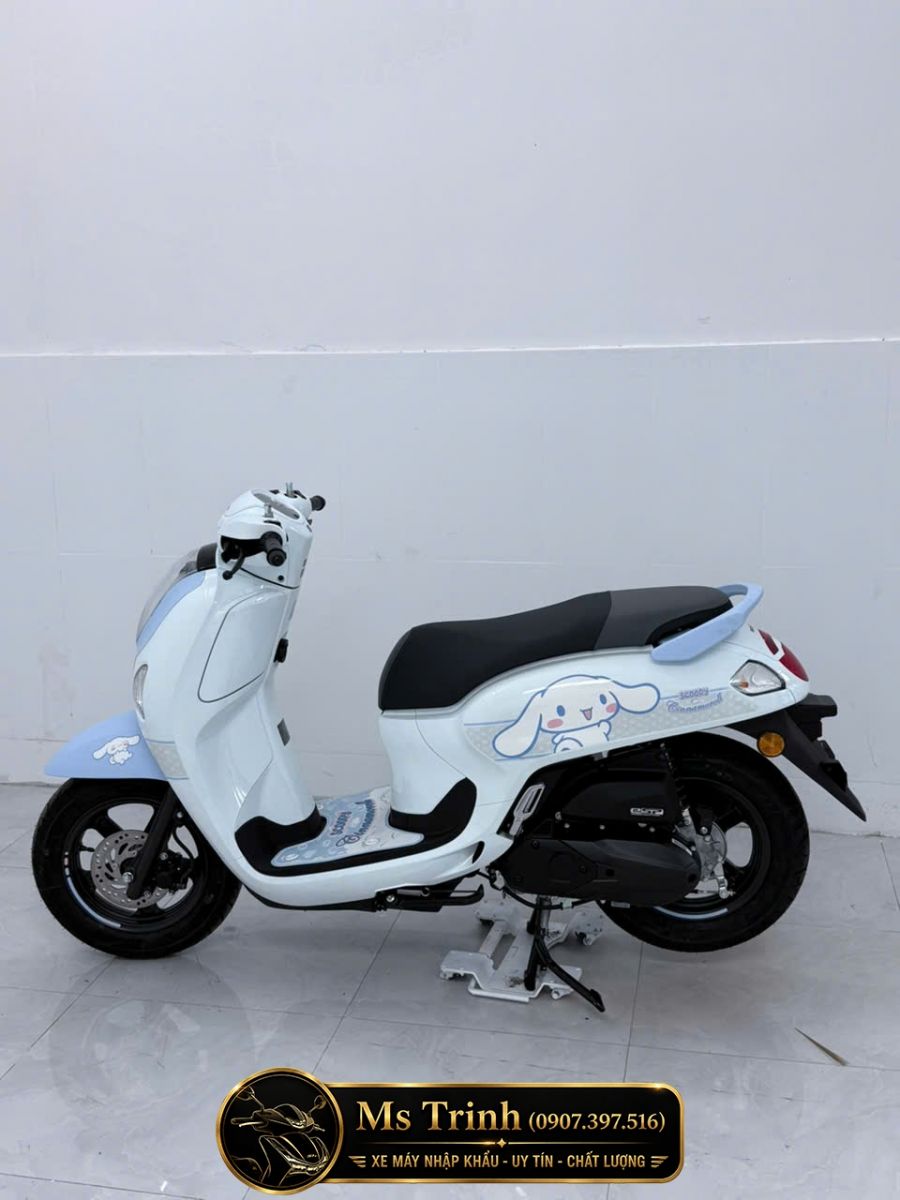 Honda Scoopy Cinnamoroll 2026 Quảng Trị  nổi bật với tem Sanrio xanh trắng giới hạn.