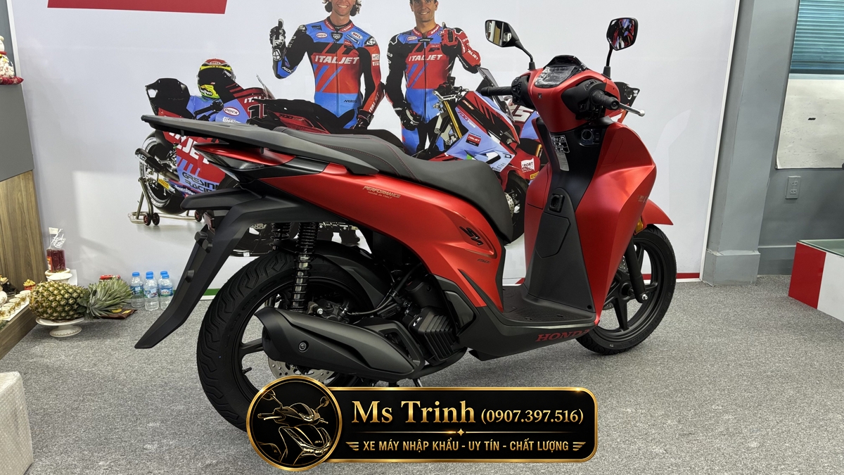 Honda SH150 Ý màu đỏ Sporty New Concept với thân xe cân đối Góc nghiêng trái Honda SH150 Ý 2026 màu đỏ nhám nhập khẩu nguyên chiếc
