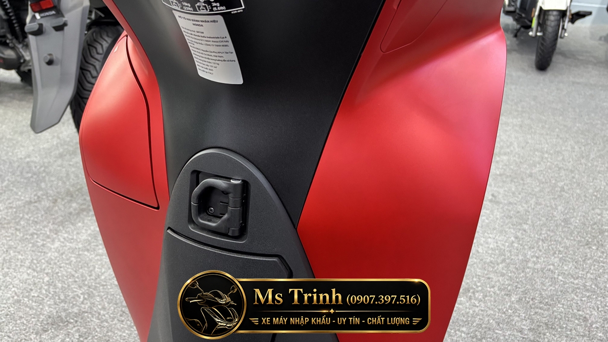 Hộc để đồ và vị trí bình xăng phía trước Honda SH150 Ý Khu vực chứa đồ tiện lợi và nắp bình xăng trước của Honda SH150 Ý