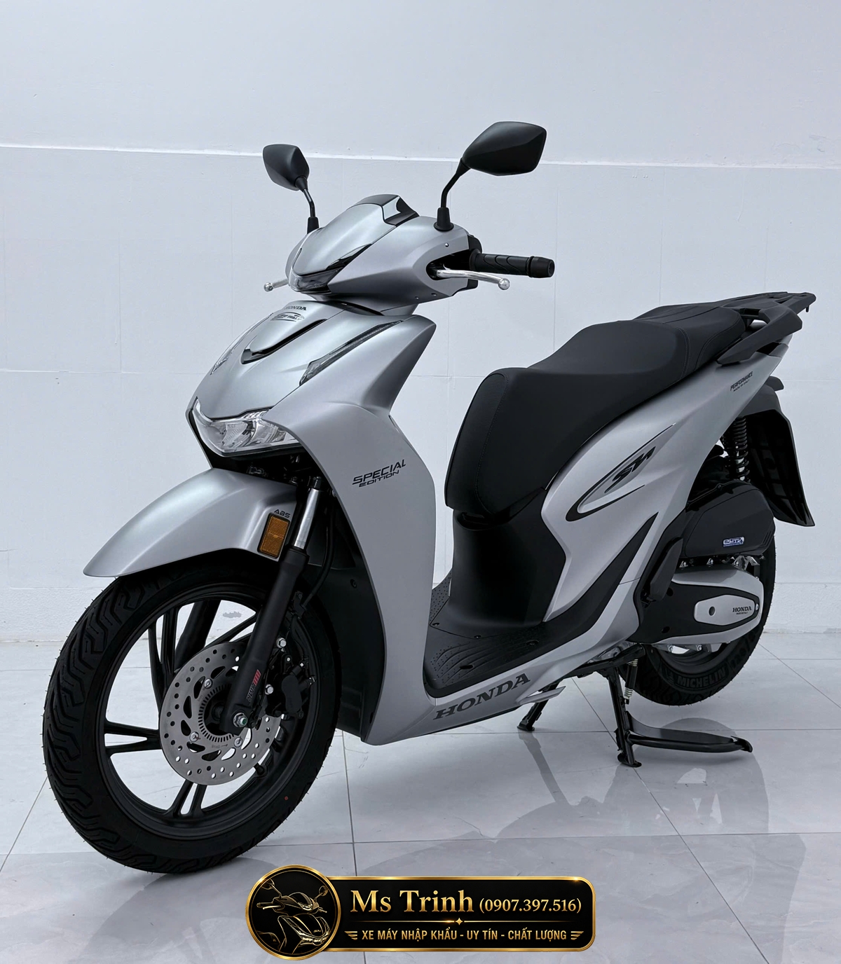 Honda SH150i Italy HMR màu bạc nhìn từ góc nghiêng phía trước Honda SH150i màu bạc nhập Ý 2026 với thân xe cân đối và mâm tối màu