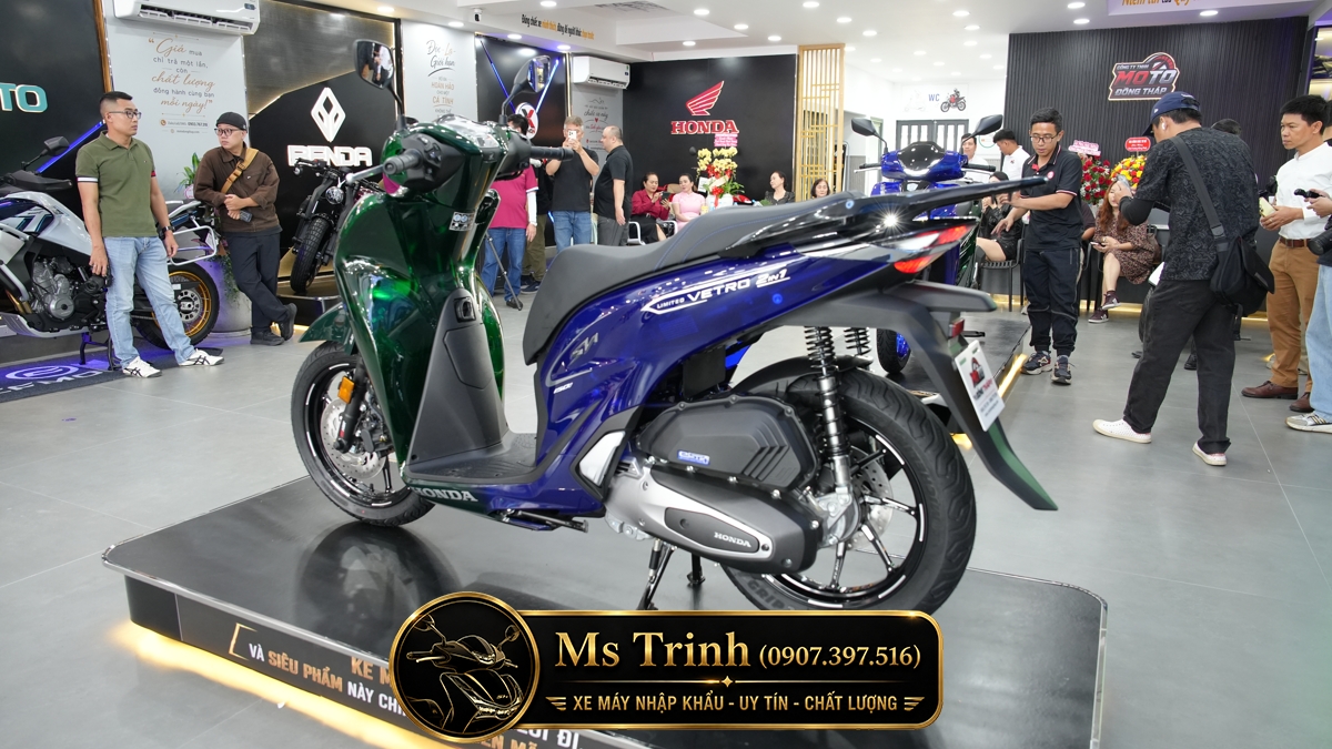 Blue Sapphire tạo chiều sâu cho phần sau SH150i Green Sapphire Phần thân sau Honda SH150i Super Vetro sử dụng màu Vetro Blue Sapphire
