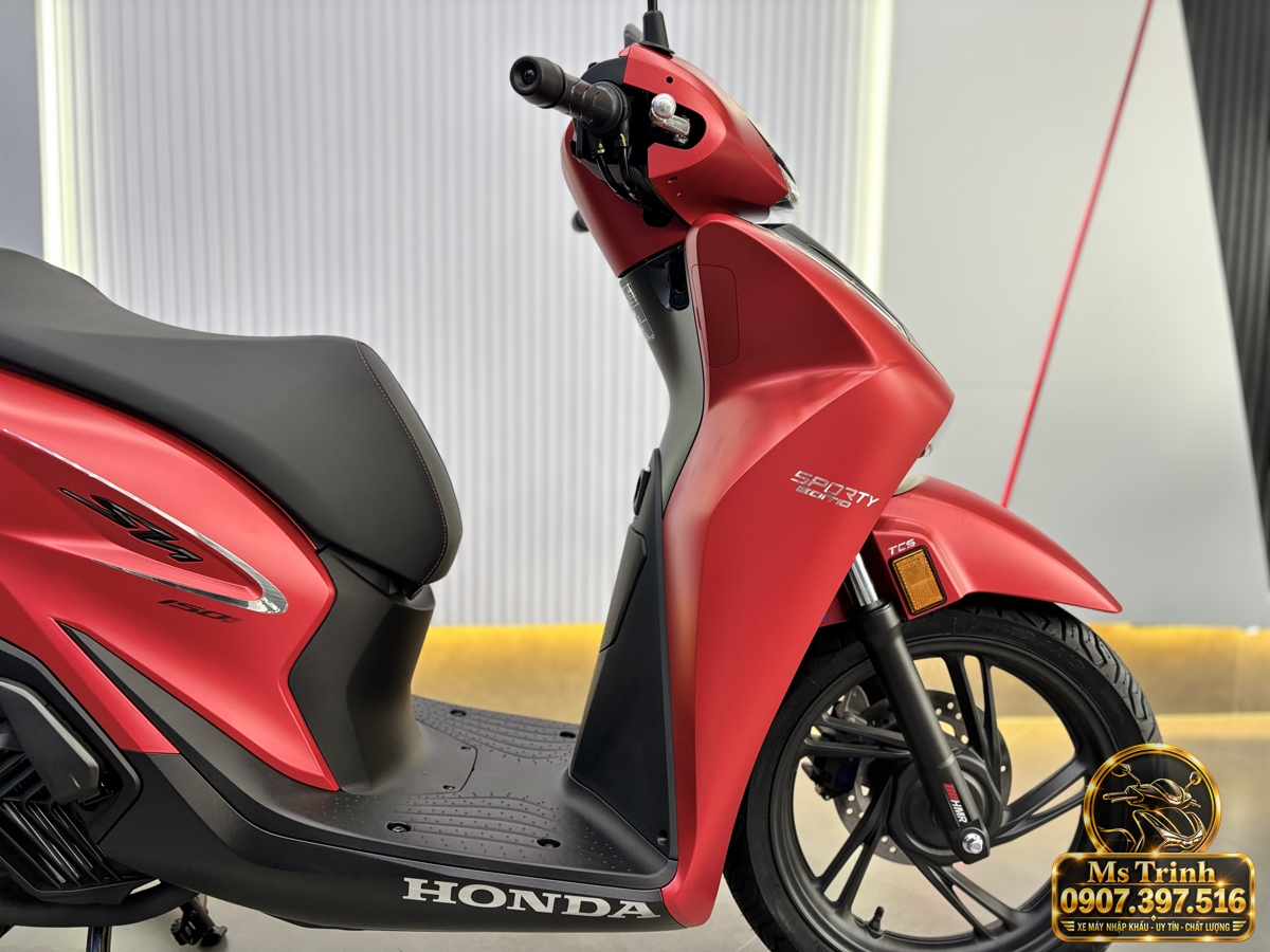 Bánh trước và khu vực sàn để chân SH150i Ý màu đỏ Honda SH150i Ý màu đỏ với bánh trước mâm đen, yếm đỏ và sàn để chân rộng