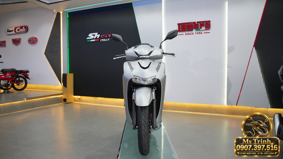 Honda SH150i Ý xám bạc 2027 nhìn chính diện Honda SH150i Ý xám bạc 2027 nhìn thẳng phía trước với thân xe cao và bánh trước lớn
