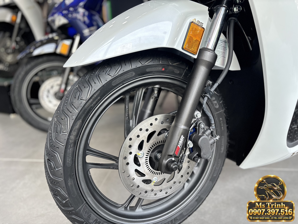 Phuộc trước và phanh đĩa Honda SH150 Ý trắng 2027 Cận cảnh phuộc trước, mâm đen và phanh đĩa Honda SH150 Ý màu trắng đời 2027
