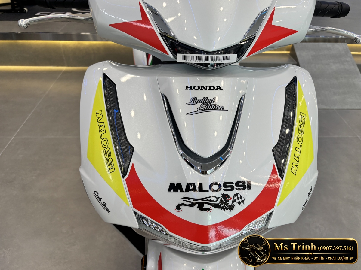 Cận cảnh mặt nạ Honda SH150 Ý Malossi 2026 với tem đỏ vàng và logo sư tử