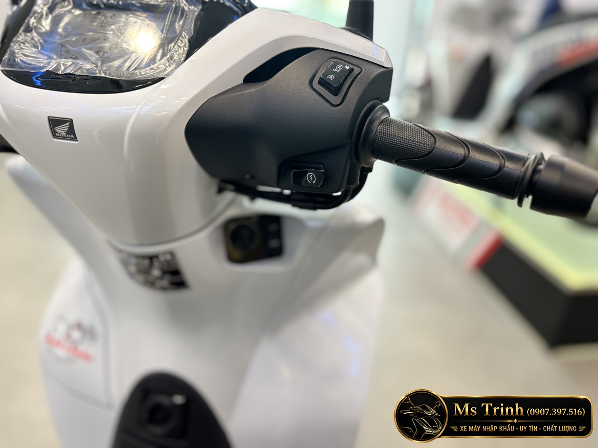 Tay ga và cụm công tắc Idling Stop bên phải trên Honda SH150i Ý custom Malossi