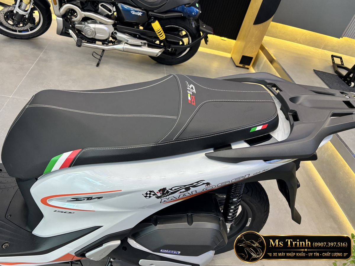 Yên đen đường chỉ trắng phối cờ Ý trên xe SH150 custom Malossi màu trắng