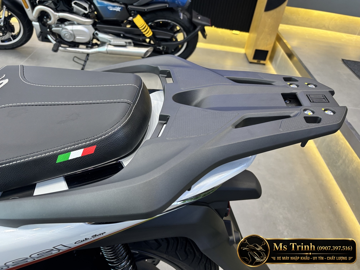 Baga sau màu đen và chi tiết cờ Ý trên yên Honda SH150 Ý Malossi